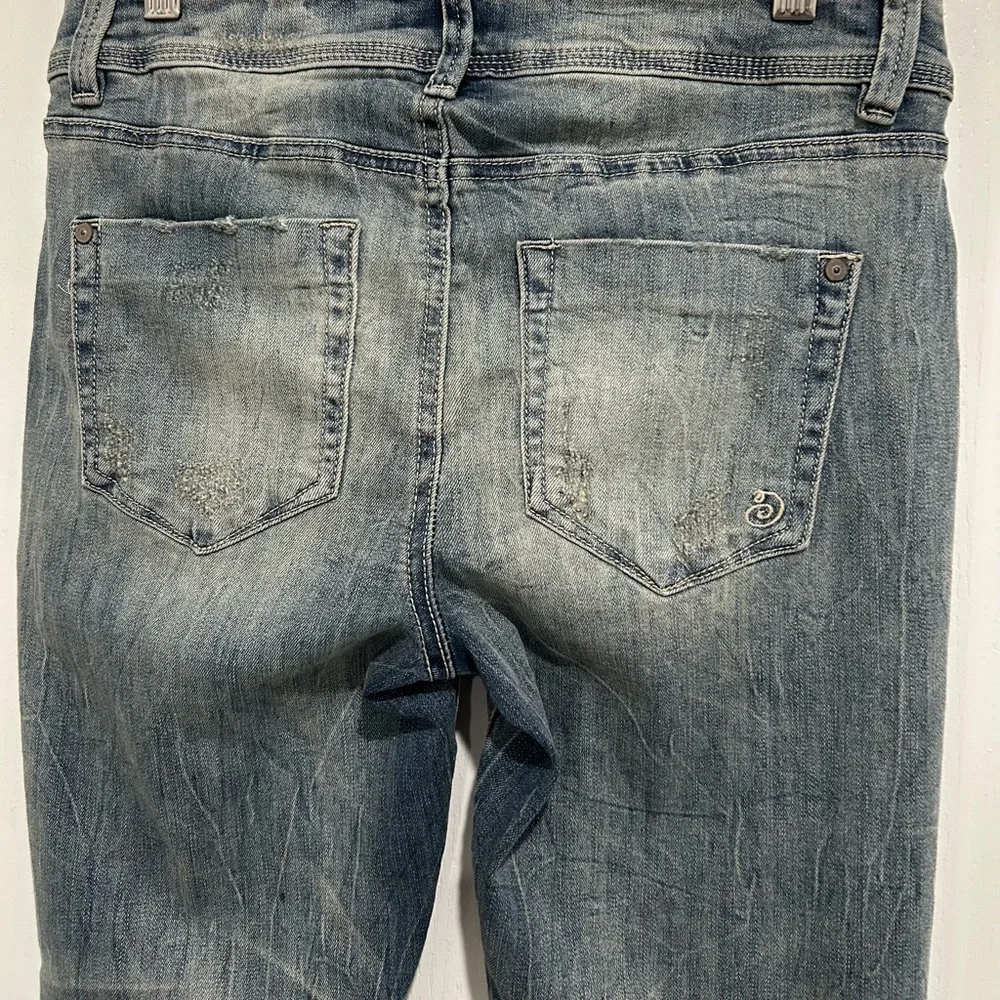 Indigo Rein distressed skinny jeans. Size 7. - Picture 4 of 8